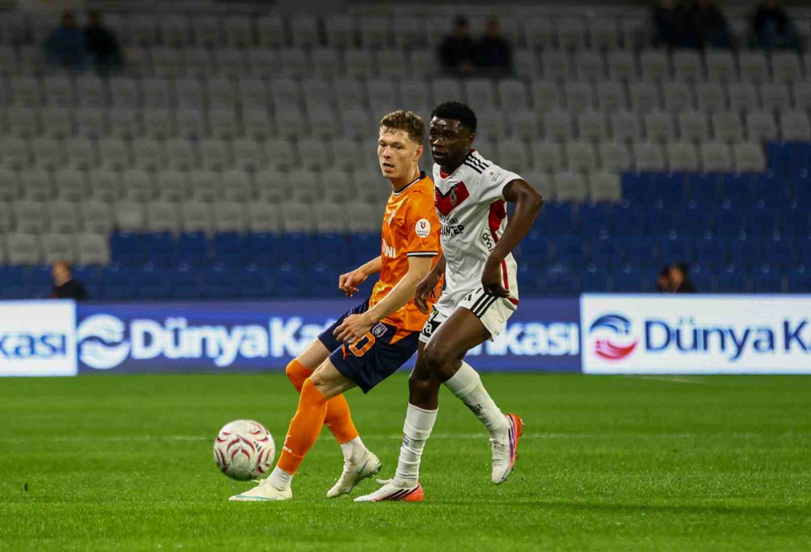 Trendyol Süper Lig: Başakşehir: 1 - Gaziantep FK: 0 (İlk yarı)