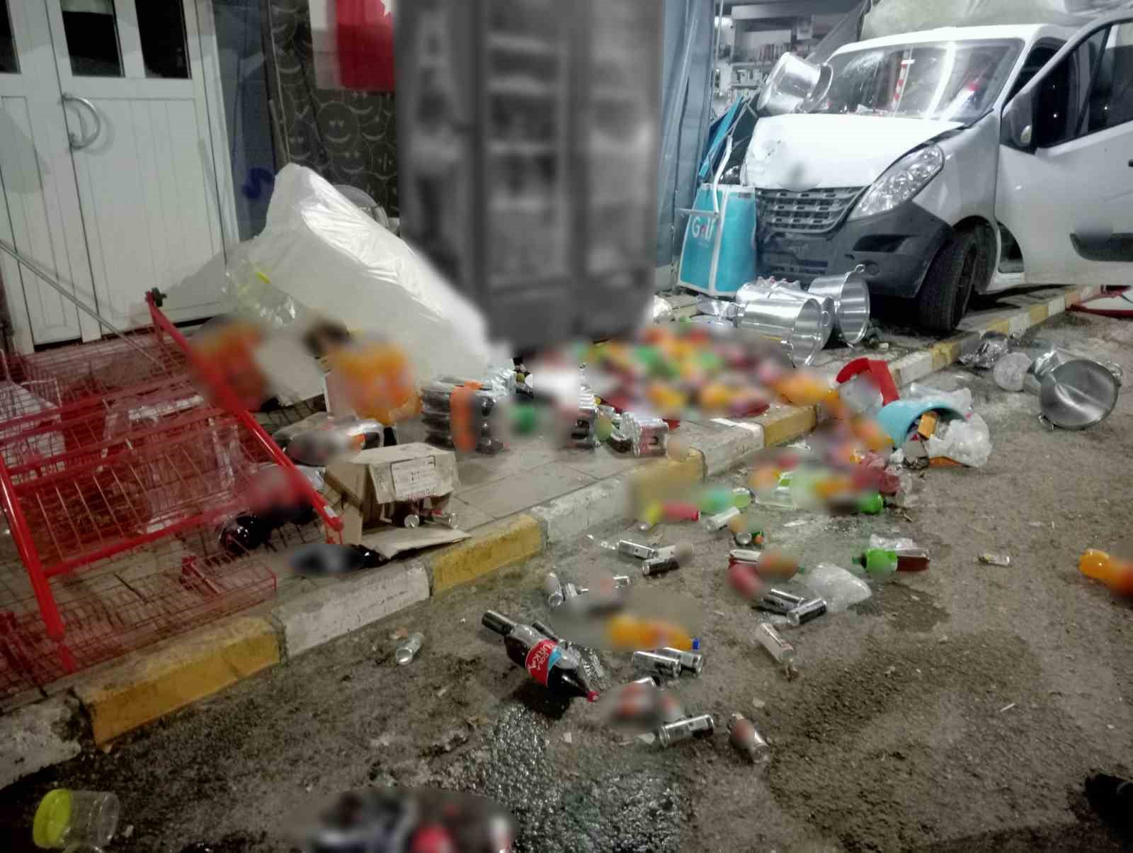 Kontrolden çıkan kamyonet markete girdi: 2 yaralı