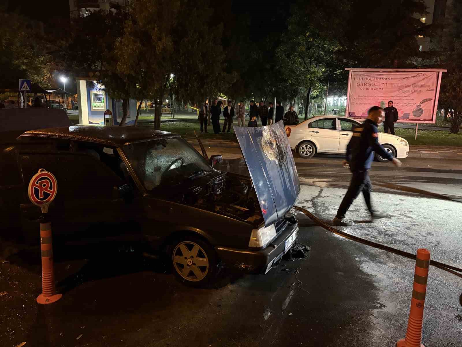 Kayseri’de seyir halindeki otomobil alev aldı