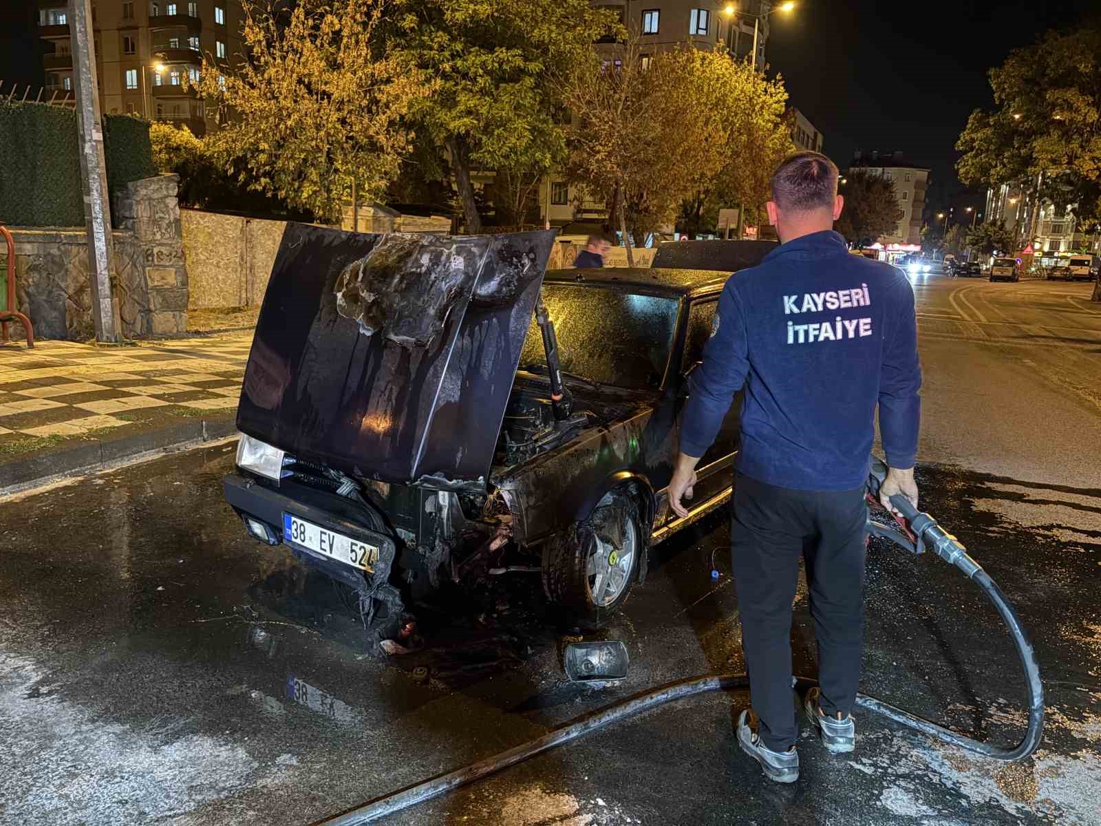 Kayseri’de seyir halindeki otomobil alev aldı