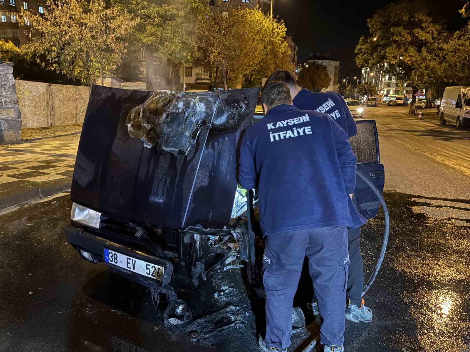Kayseri’de seyir halindeki otomobil alev aldı