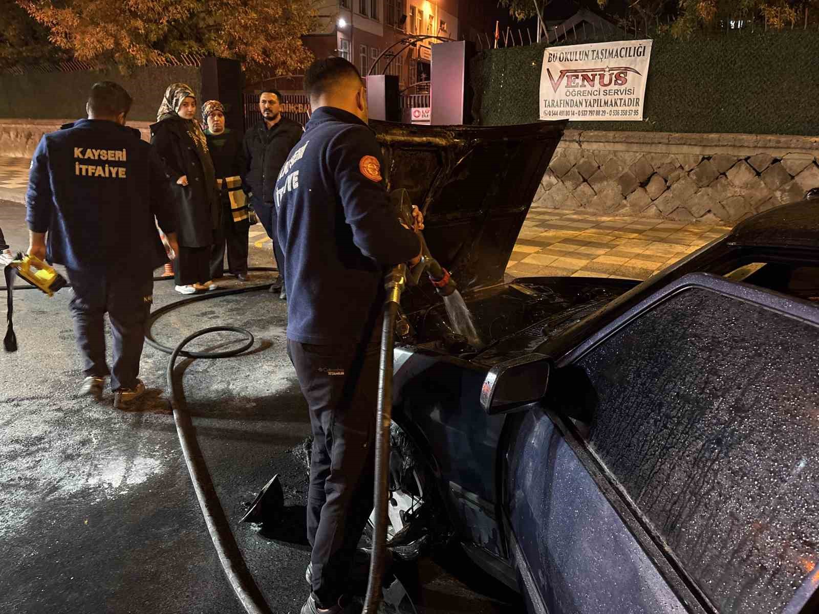 Kayseri’de seyir halindeki otomobil alev aldı