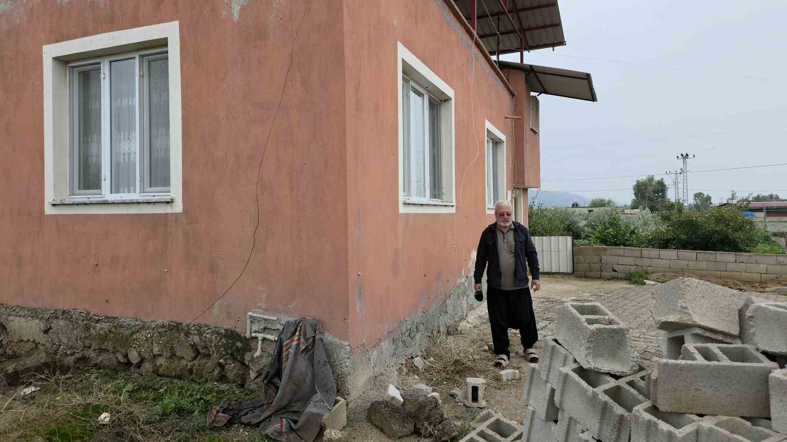 Depremin ardından ortaya çıkan salyangozlar mahalleyi ele geçirdi