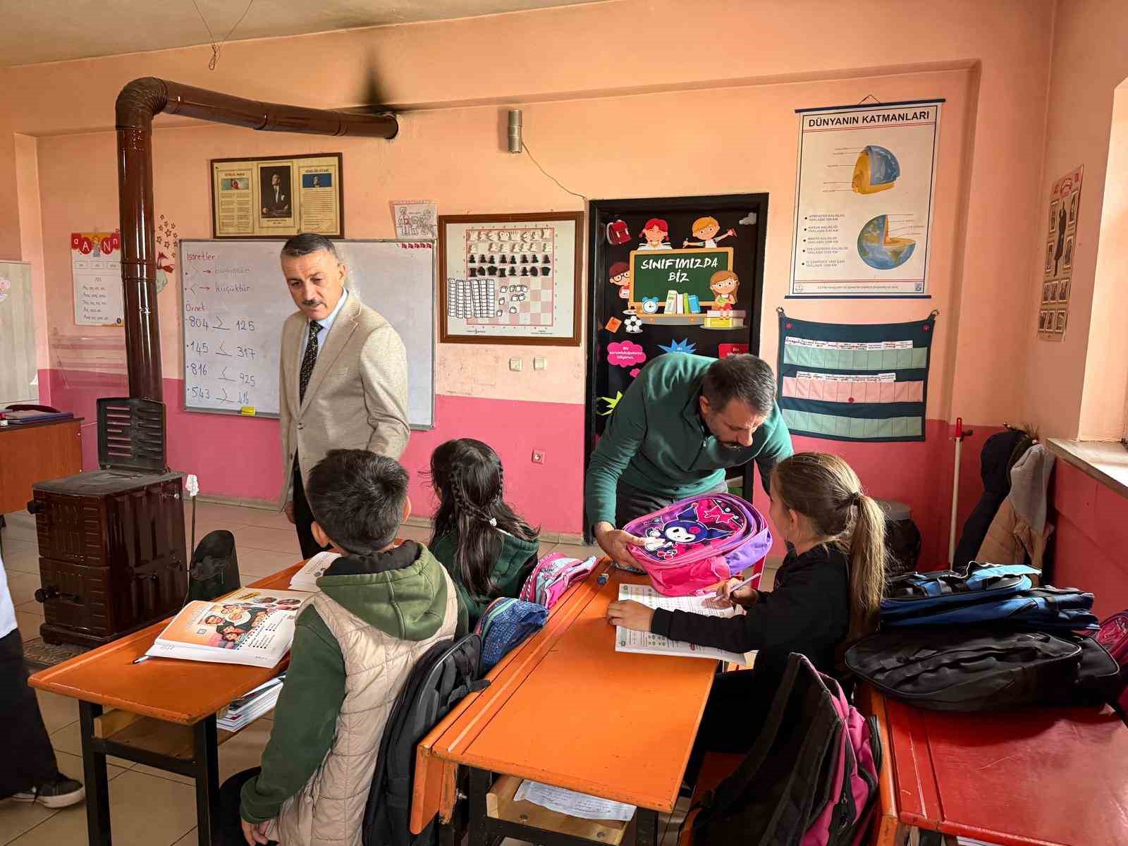 Patnos Gazeteciler Cemiyeti’nden öğrencilerine çanta ve kırtasiye desteği
