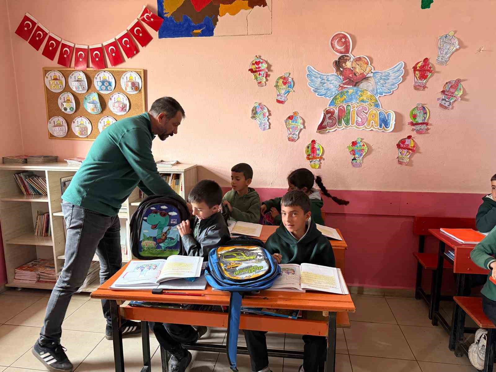 Patnos Gazeteciler Cemiyeti’nden öğrencilerine çanta ve kırtasiye desteği