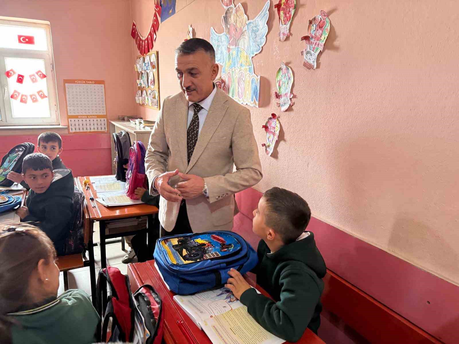 Patnos Gazeteciler Cemiyeti’nden öğrencilerine çanta ve kırtasiye desteği