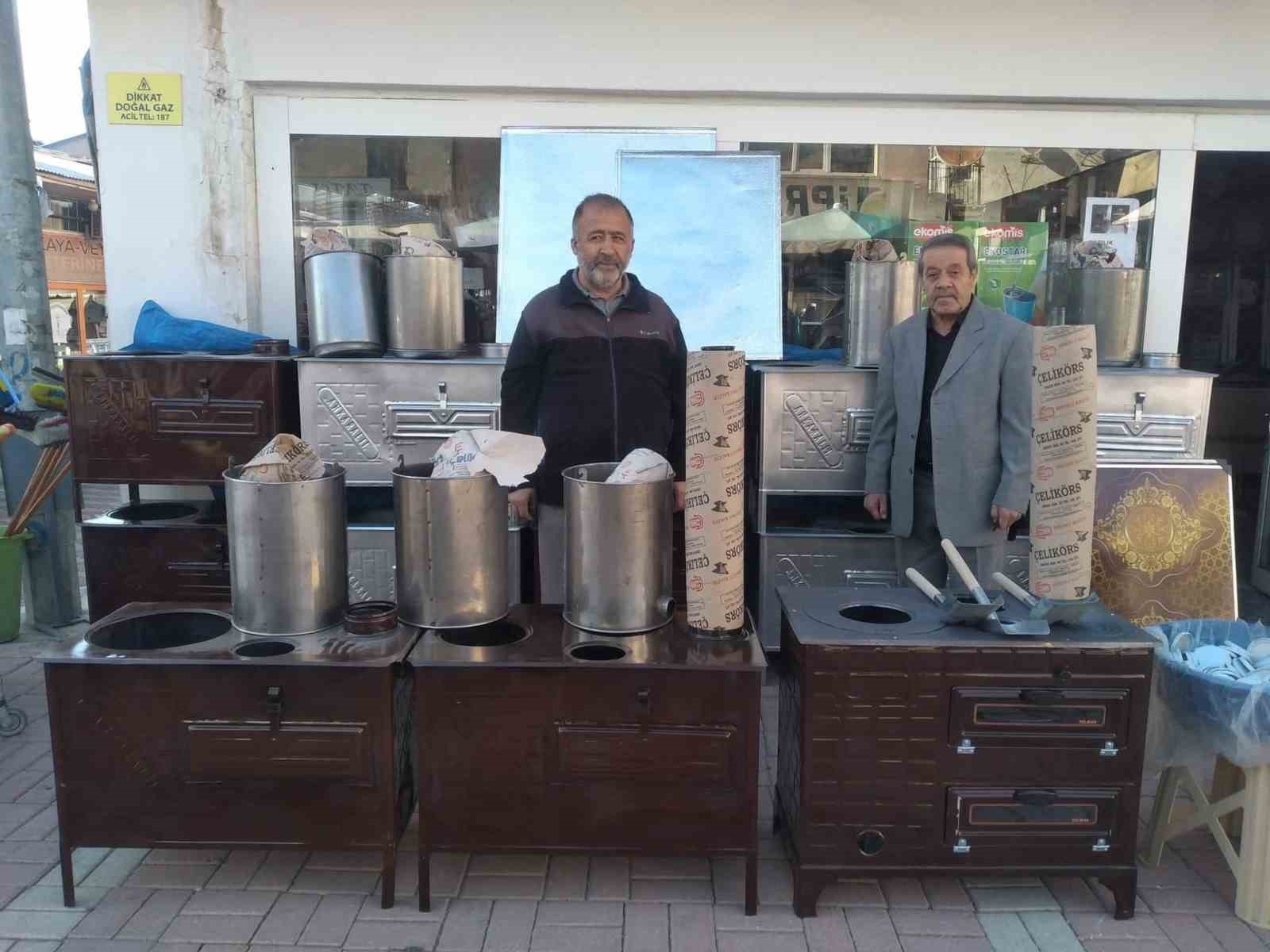 Tercan’da kış hazırlıkları başladı, sobalar satışa çıkarıldı
