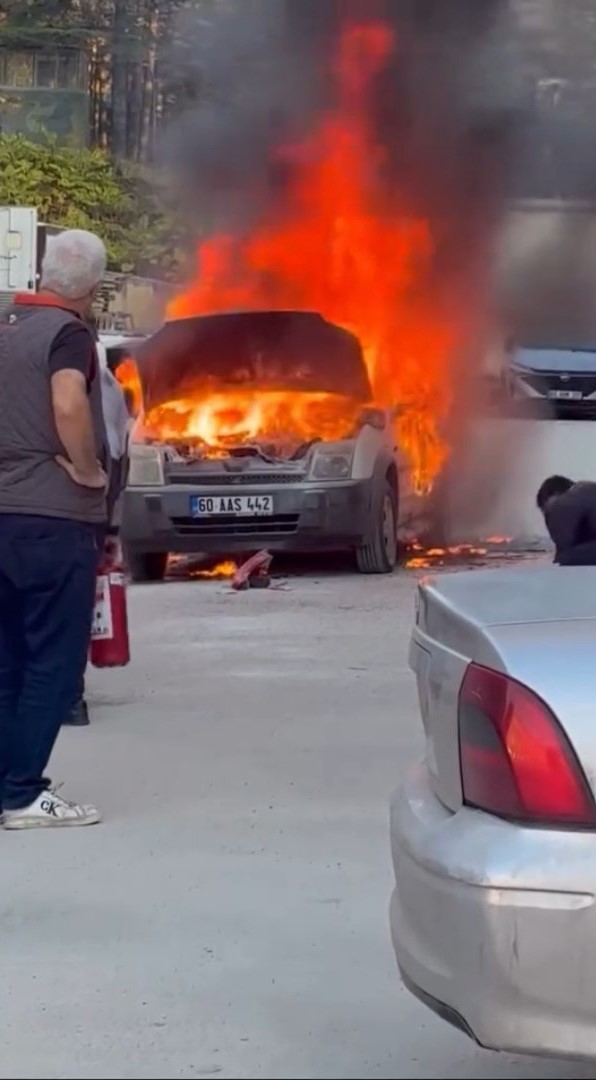 Hastane otoparkında otomobil alev topuna döndü