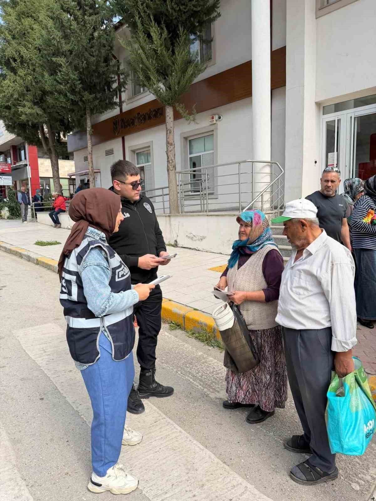 Çal’da polis ekiplerinden trafik ve dolandırıcılık uyarısı