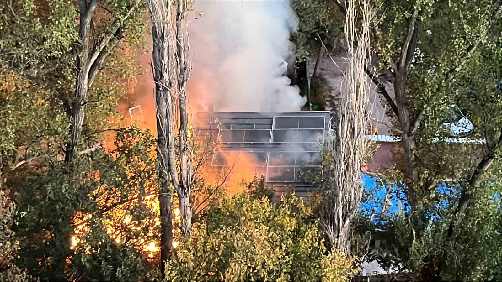 Bağ evindeki yangında piknik tüpü bomba gibi patladı
