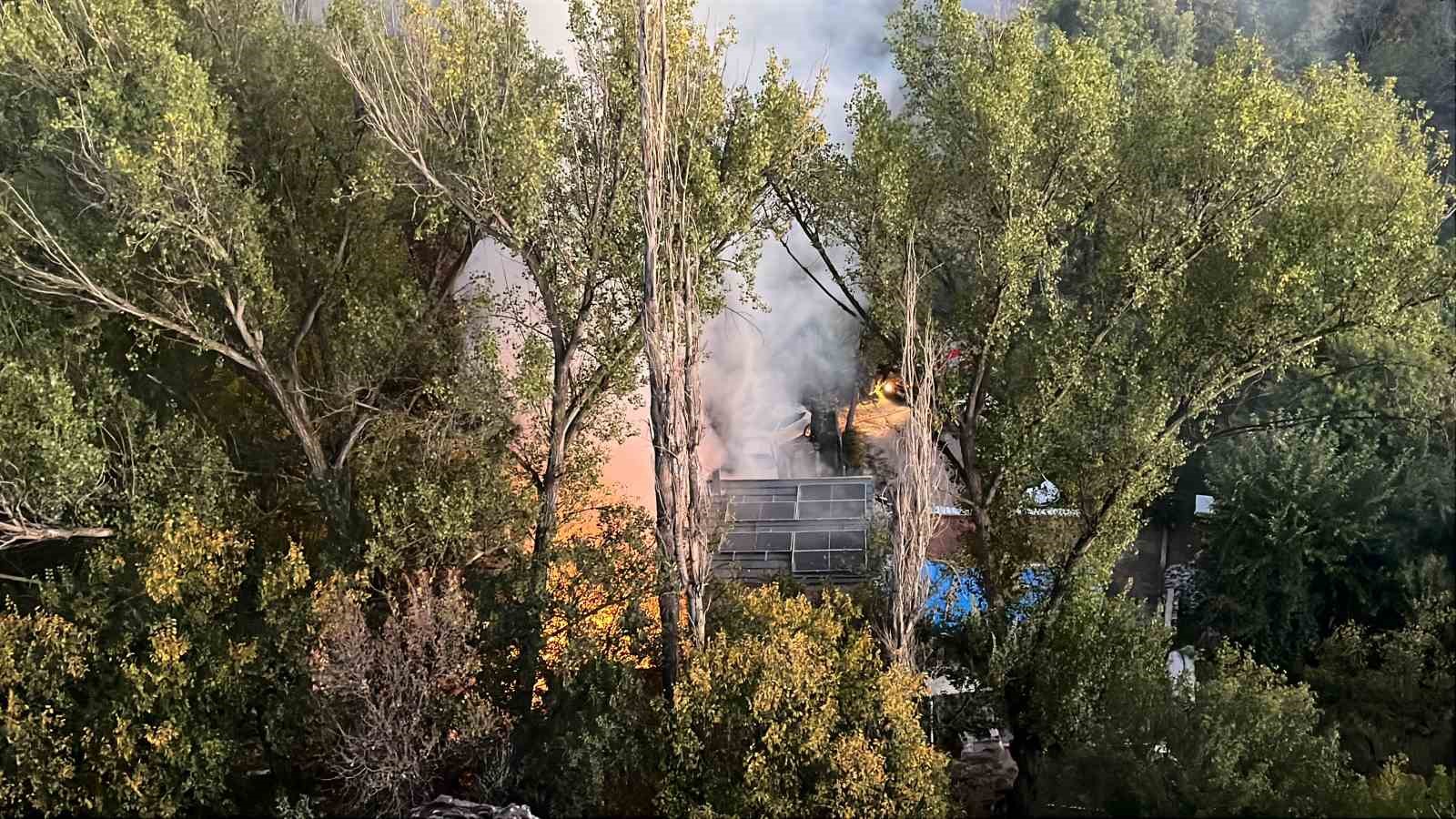 Bağ evindeki yangında piknik tüpü bomba gibi patladı