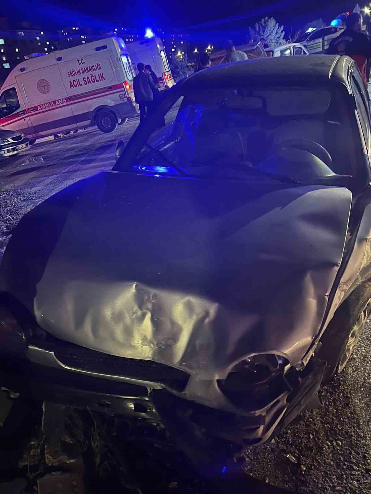 Van’da otomobiller çarpıştı: 3 yaralı