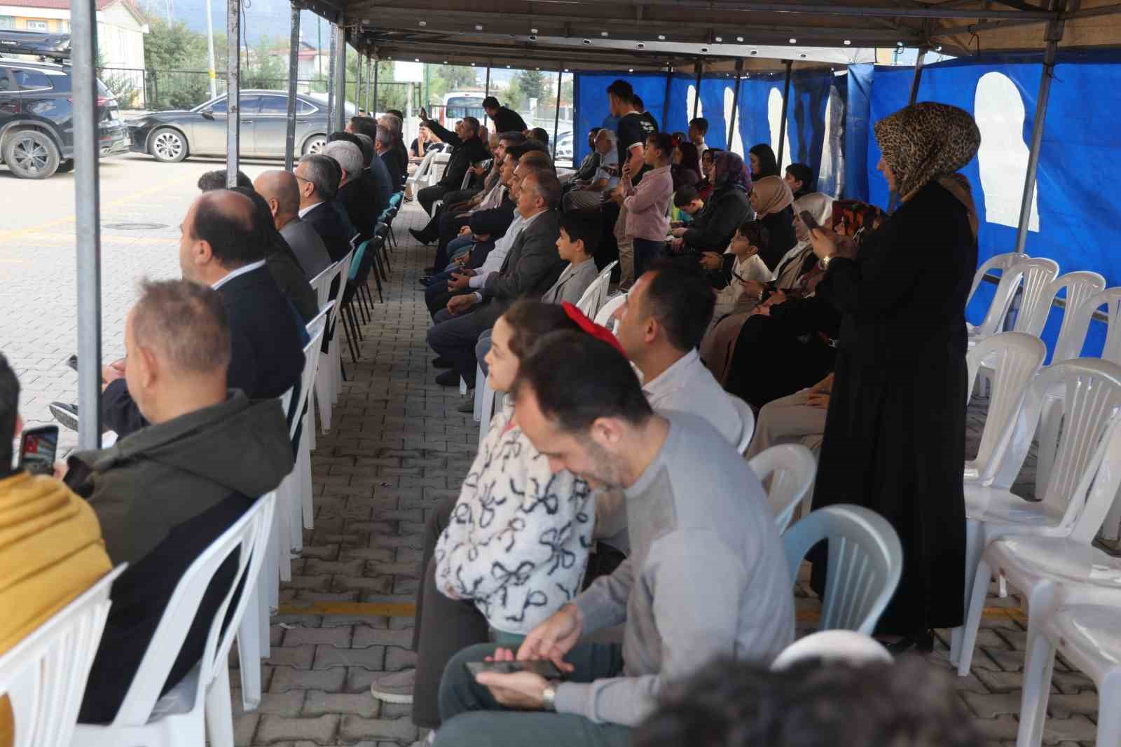 Hatay’da mezunlar buluştu, eski dostluklar yeniden canlandı