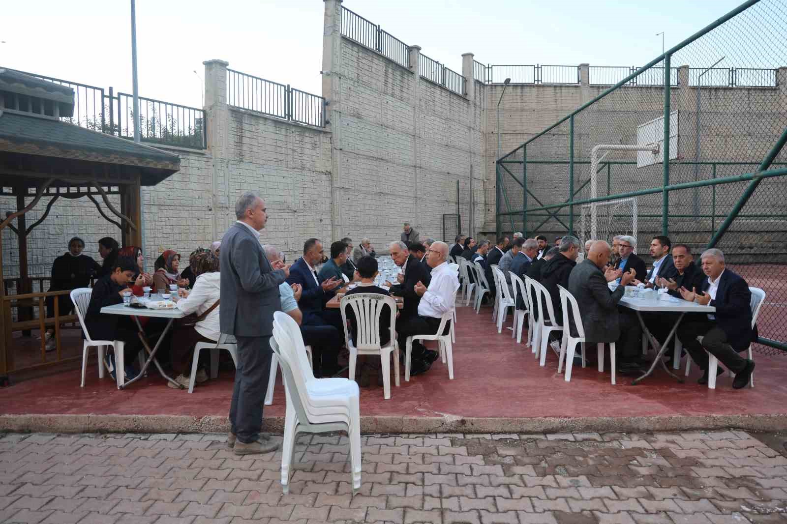 Hatay’da mezunlar buluştu, eski dostluklar yeniden canlandı
