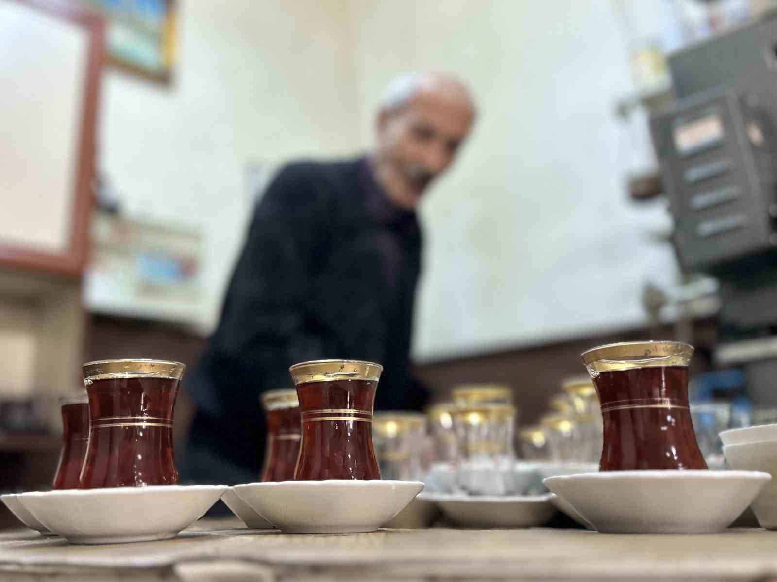 Van’da yıllara meydan okuyan kahvehanede 45 yıllık emek
