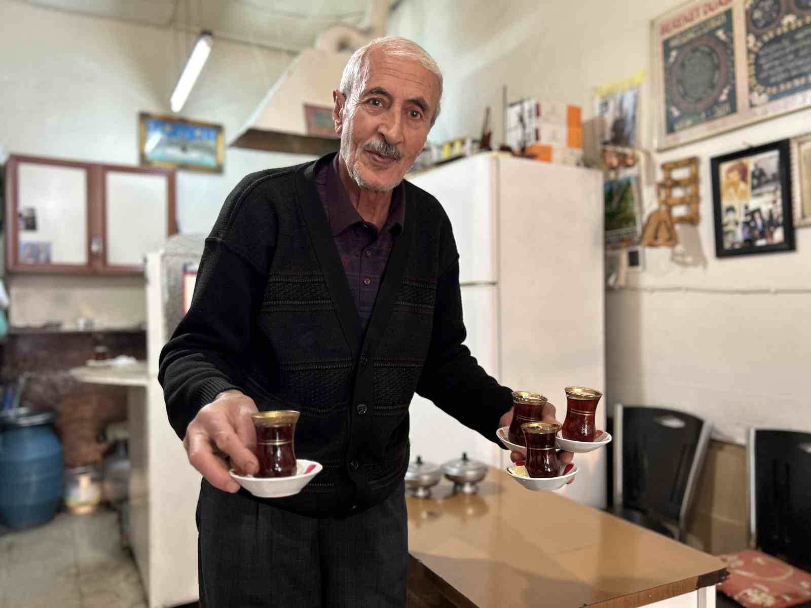 Van’da yıllara meydan okuyan kahvehanede 45 yıllık emek