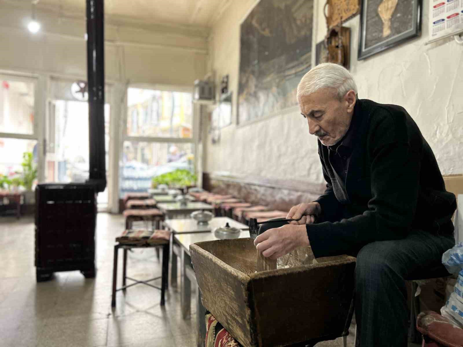Van’da yıllara meydan okuyan kahvehanede 45 yıllık emek
