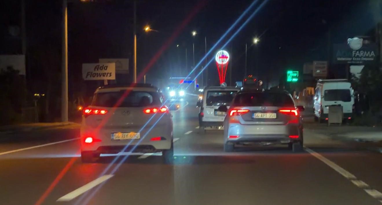 Kazaya davetiye çıkardı: Emniyet şeridinden ilerleyip araçların arasına daldı