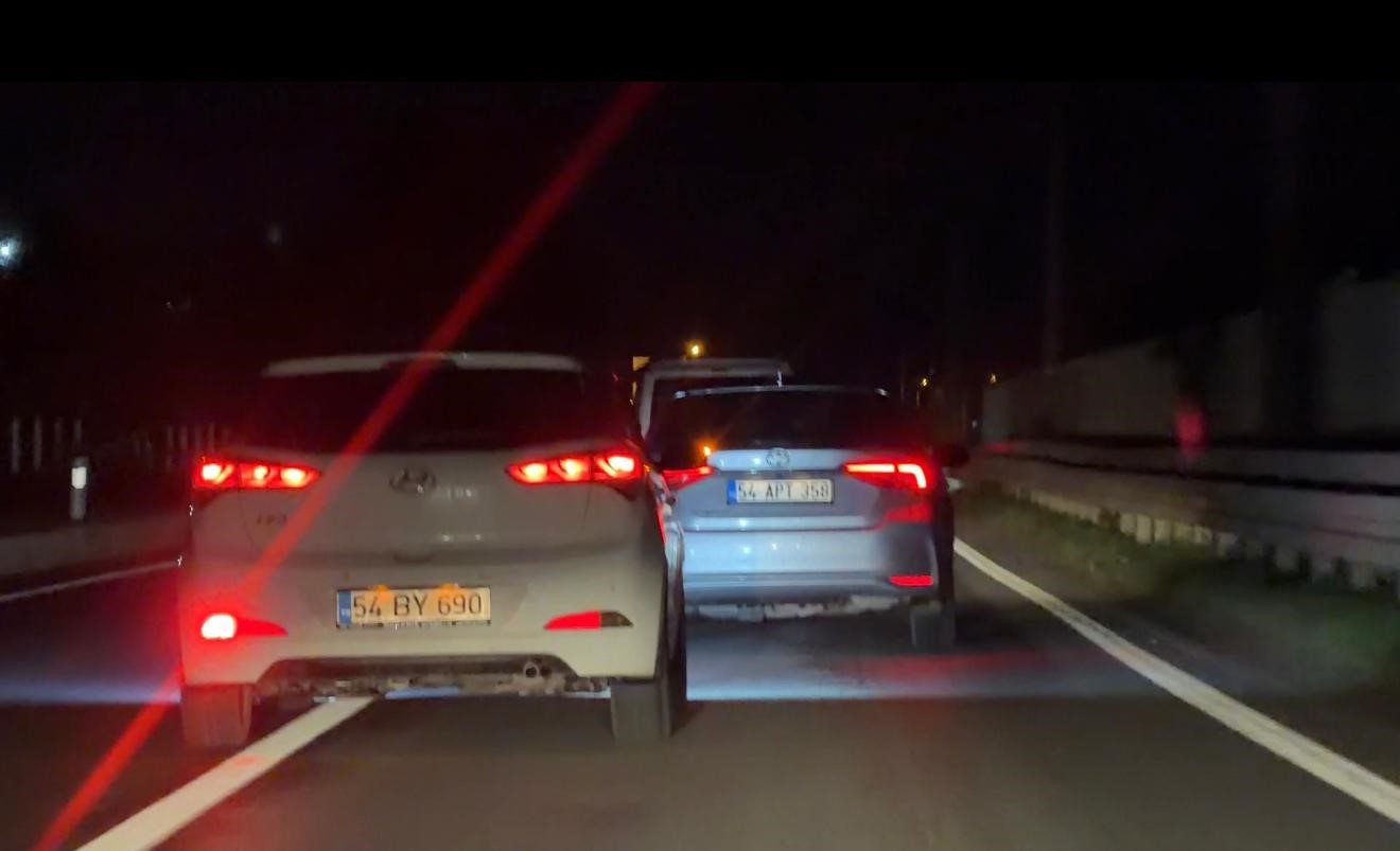 Kazaya davetiye çıkardı: Emniyet şeridinden ilerleyip araçların arasına daldı