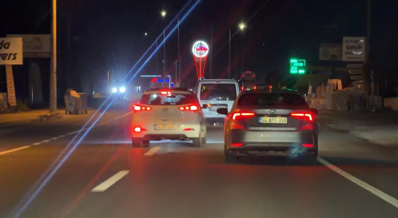 Kazaya davetiye çıkardı: Emniyet şeridinden ilerleyip araçların arasına daldı