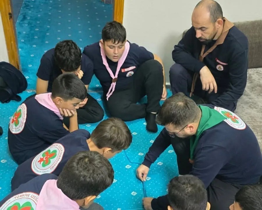 Genç izciler sabah namazında buluştu, camadan düğümü eğitimi aldı