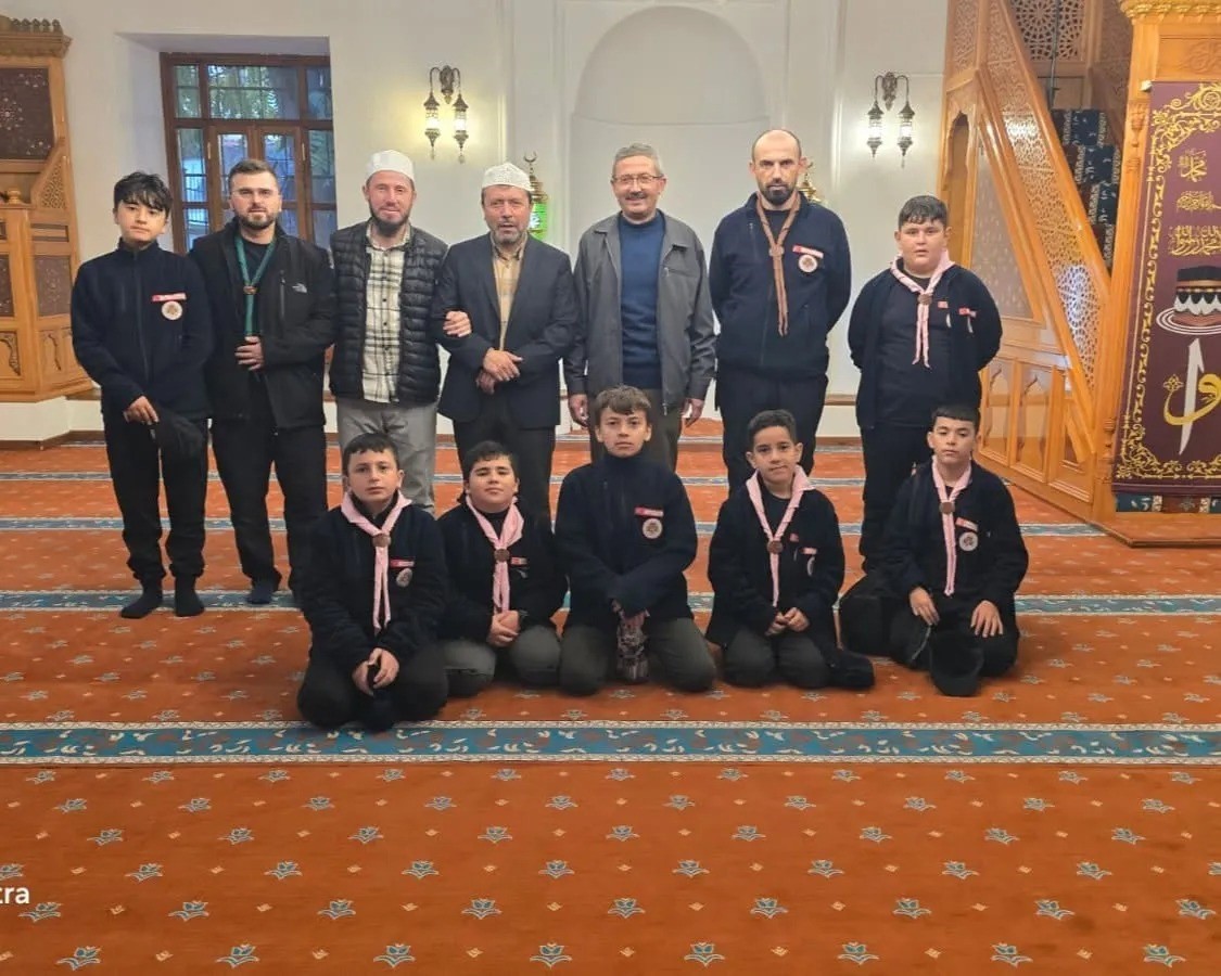 Genç izciler sabah namazında buluştu, camadan düğümü eğitimi aldı