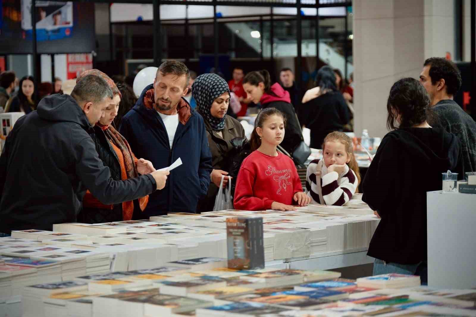 Balıkesir Kitap Fuarını hafta sonu 40 bin kişi ziyaret etti