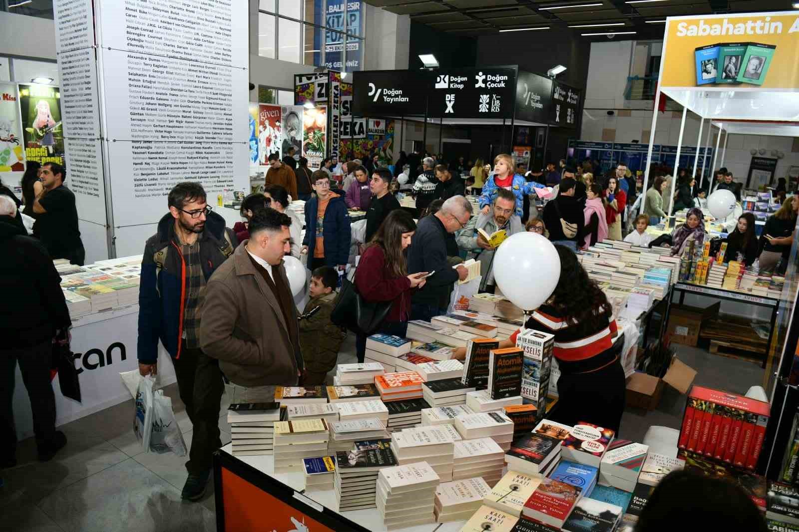 Balıkesir Kitap Fuarını hafta sonu 40 bin kişi ziyaret etti