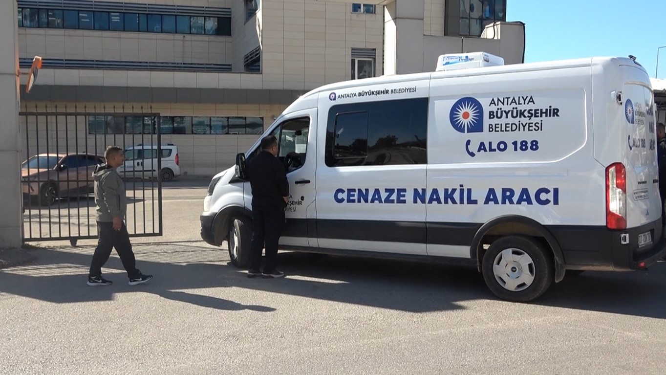 Eski amatör futbolcu masterlar turnuvası için geldiği Antalya’da hayatını kaybetti, yakınları gözyaşlarına boğuldu