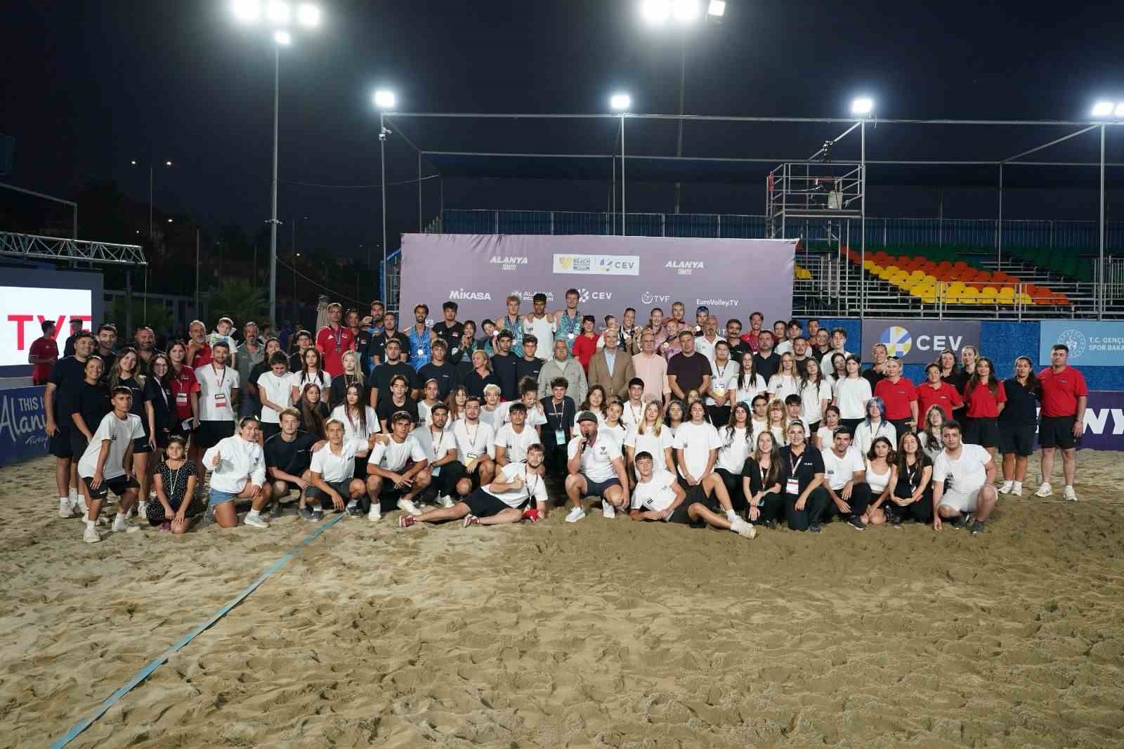 Alanya’da plaj voleybolu şöleni tamamlandı