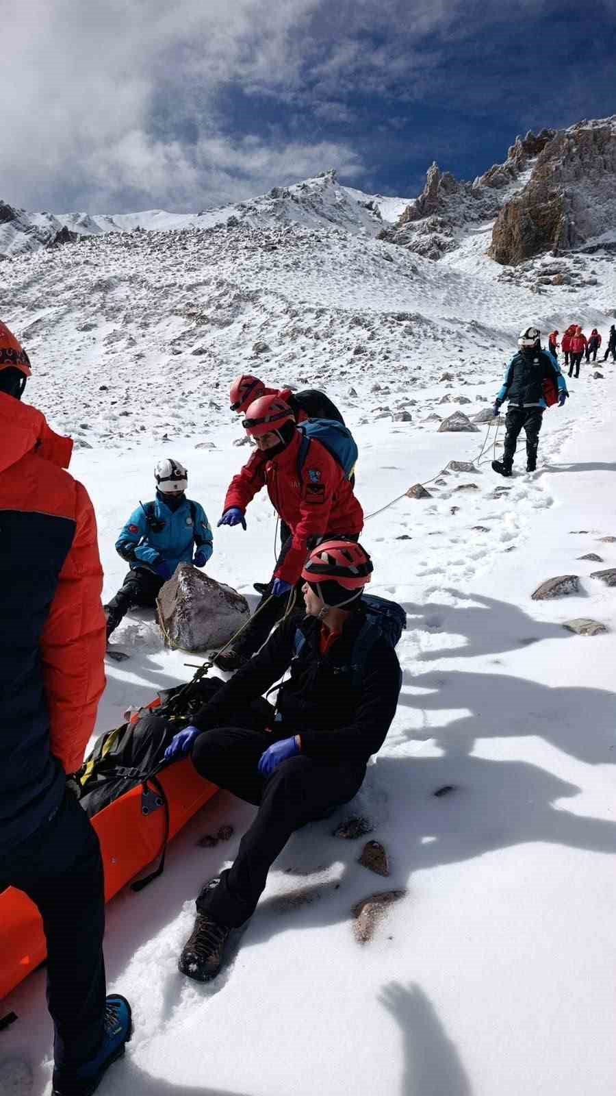 Erciyes’e zirve tırmanışı yapan dağcı uçurumdan düşerek hayatını kaybetti