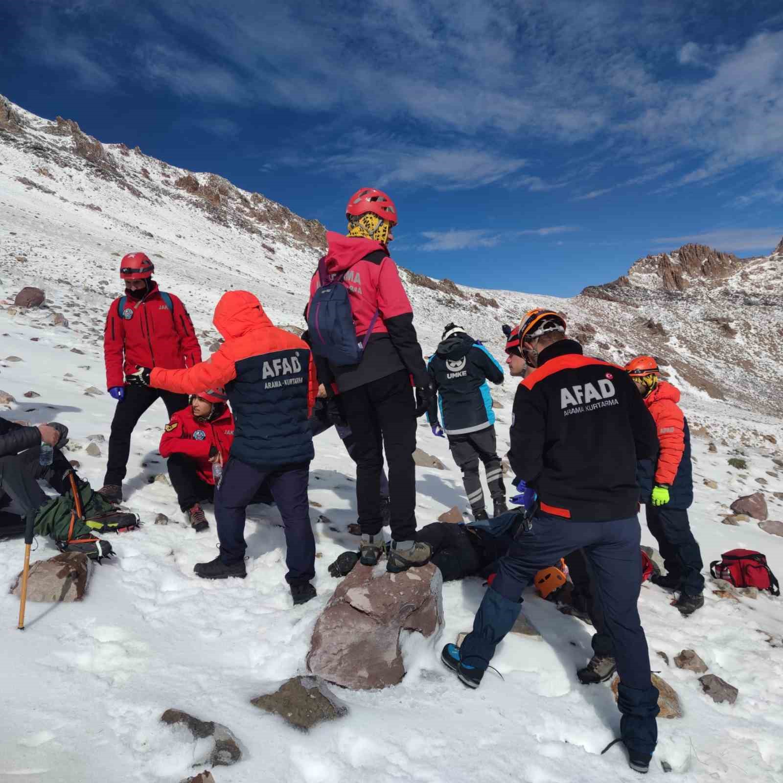 Erciyes’e zirve tırmanışı yapan dağcı uçurumdan düşerek hayatını kaybetti