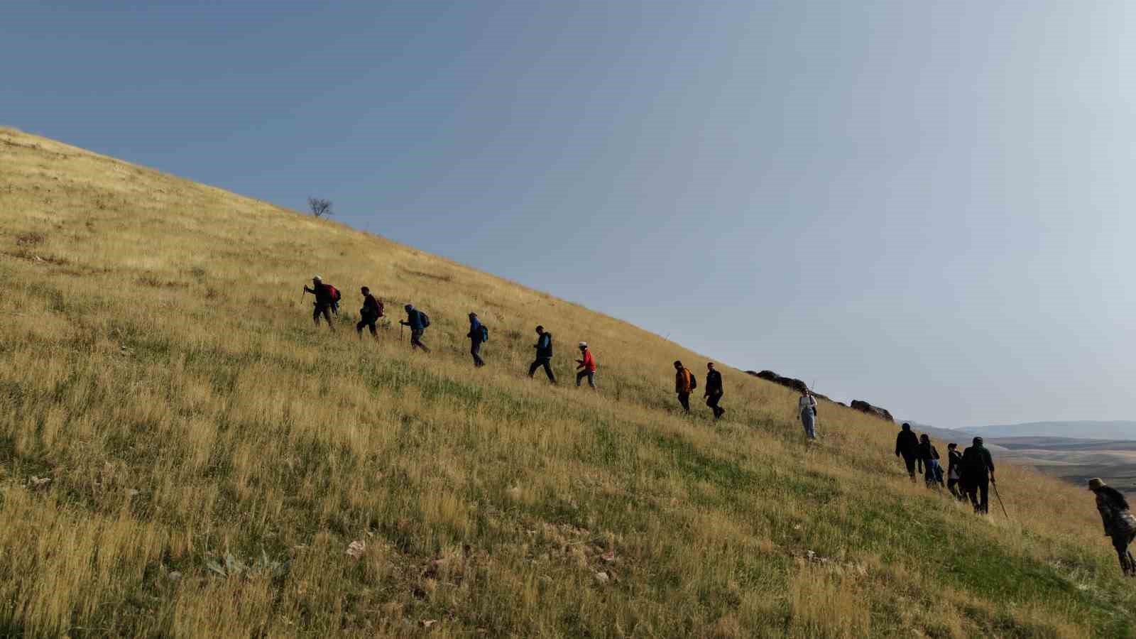 Muş’ta tarihi ve doğal güzelliklere dikkat çekmek için yürüdüler