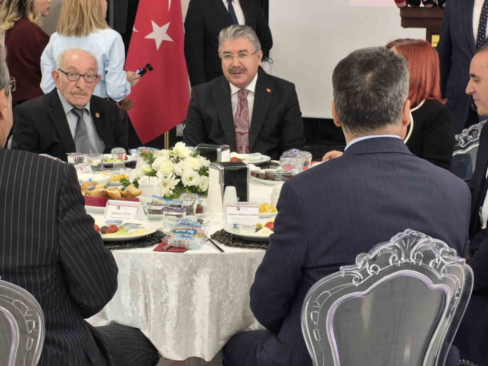 Eskişehir Valisi Dr. Yılmaz, muhtarlara ’Yürekten istirhamımdır’ diye seslendi