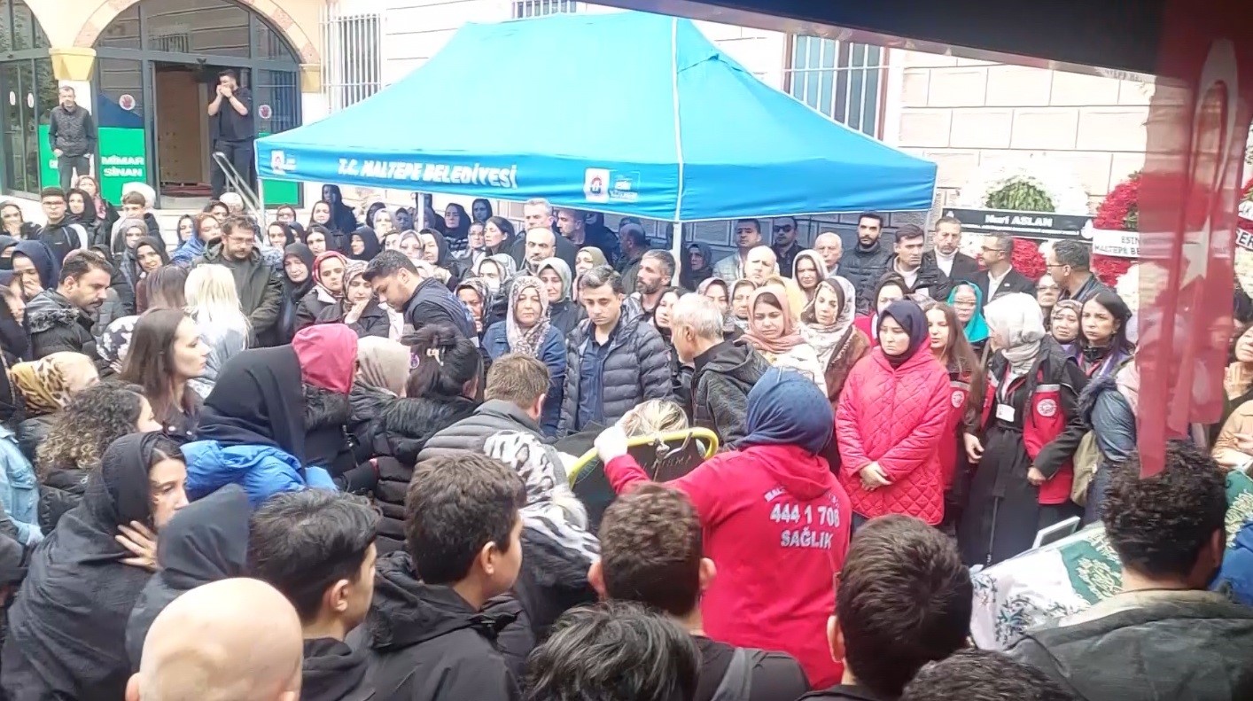Maltepe’de yıkılan binada hayatını kaybeden 5 yaşındaki Gülce son yolculuğuna uğurlandı