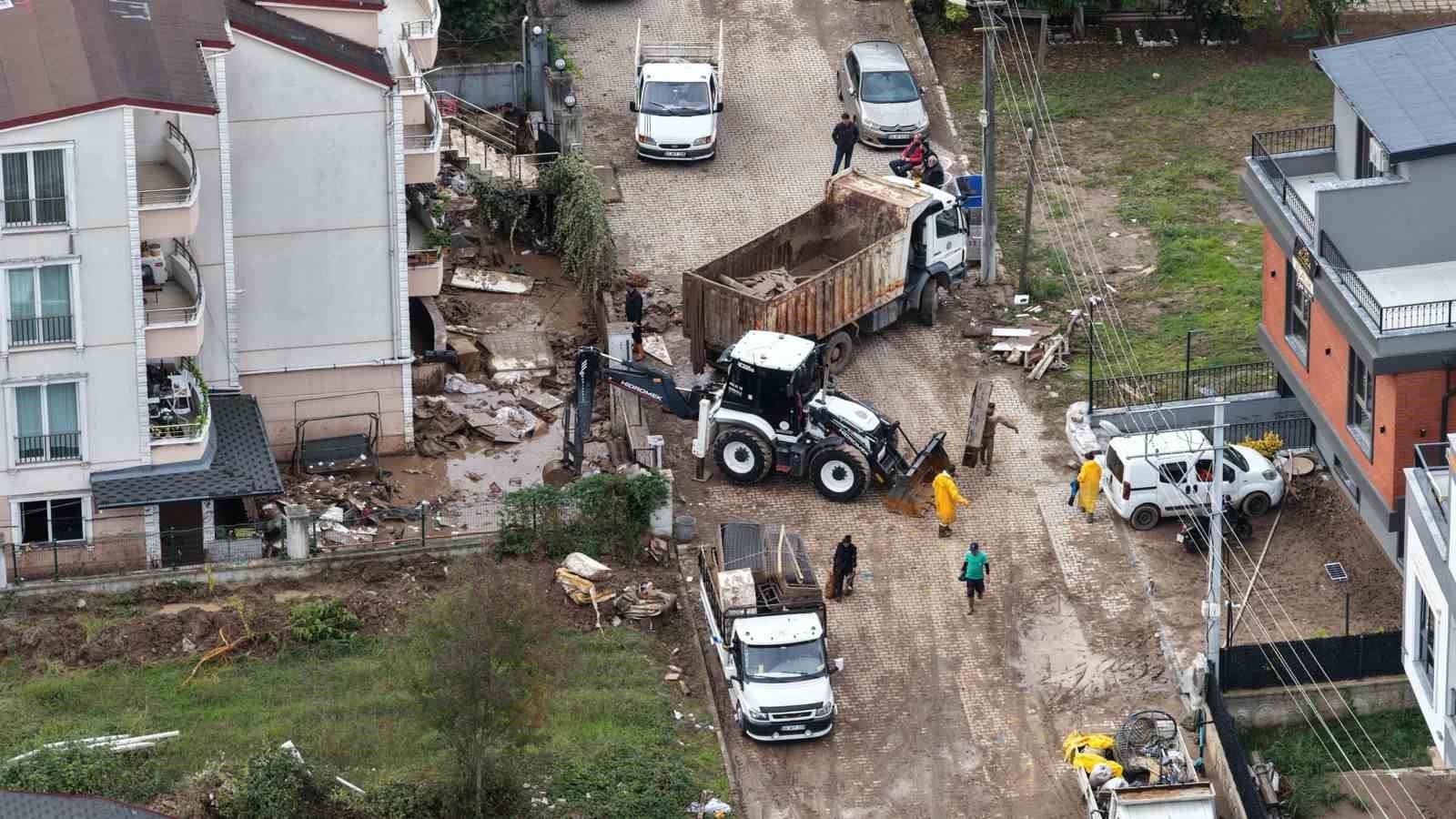 Başiskele’de selin yaraları 337 personel ve 142 araçla sarılıyor