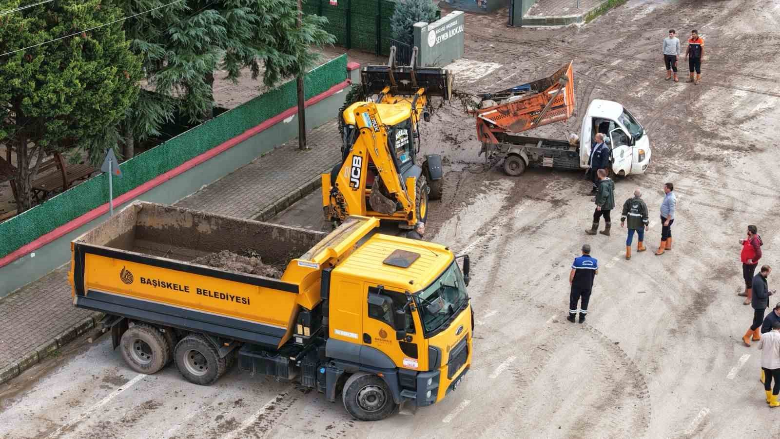 Başiskele’de selin yaraları 337 personel ve 142 araçla sarılıyor