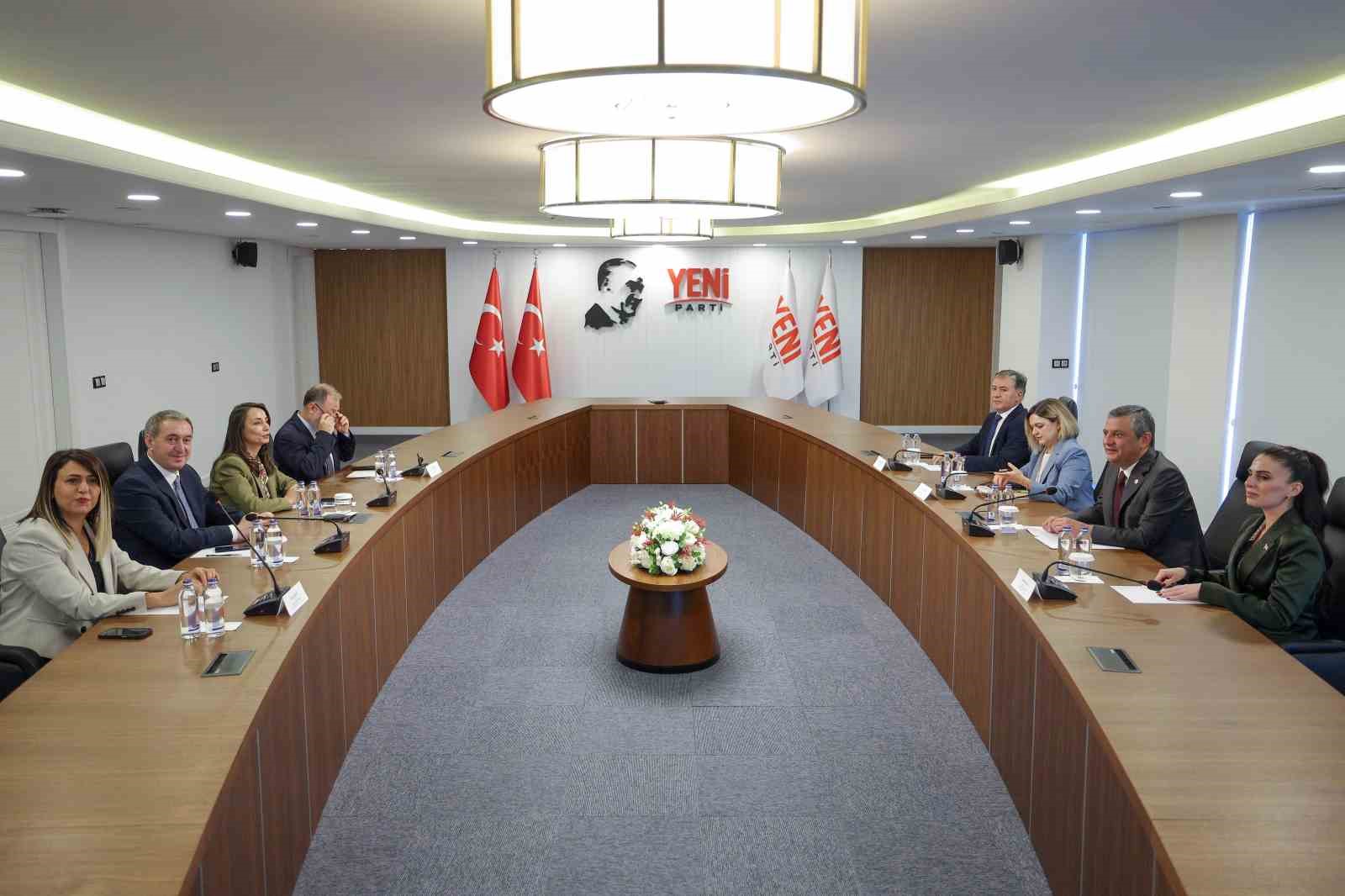 DEM Parti Eş Genel Başkanları Hatimoğulları ve Bakırhan’dan Özel’e ziyaret