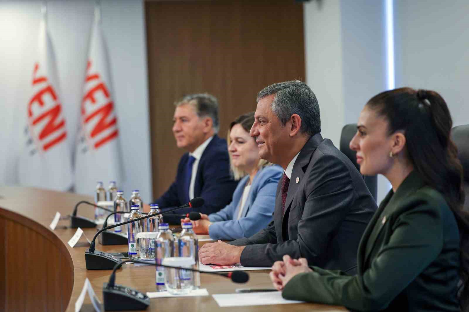 DEM Parti Eş Genel Başkanları Hatimoğulları ve Bakırhan’dan Özel’e ziyaret