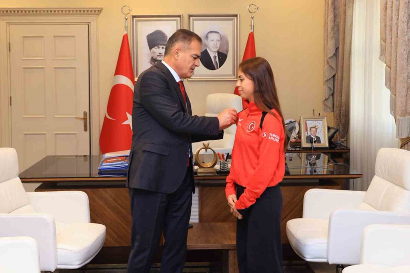Milli okçulardan Vali Akbıyık’a ziyaret