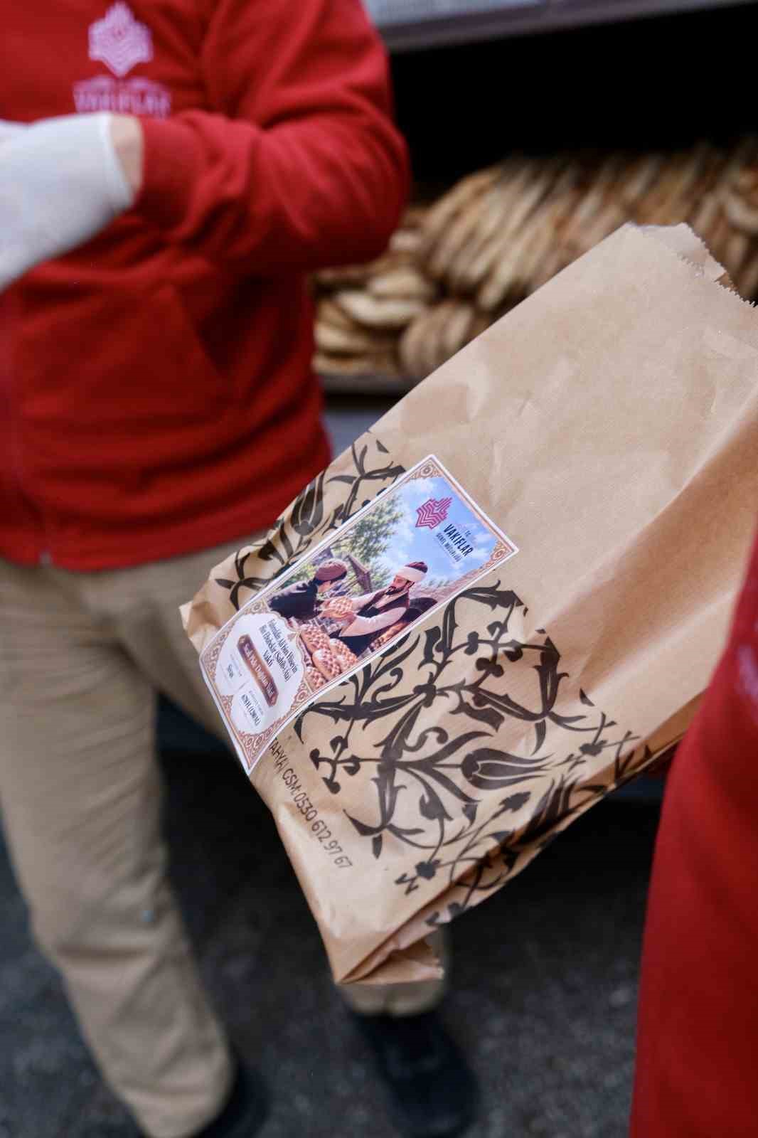 Kütahya’da ihtiyaç sahiplerine sıcak pide dağıtıldı