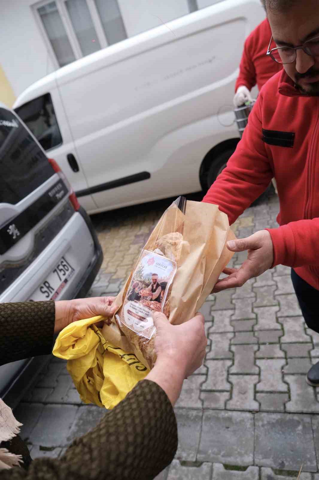 Kütahya’da ihtiyaç sahiplerine sıcak pide dağıtıldı