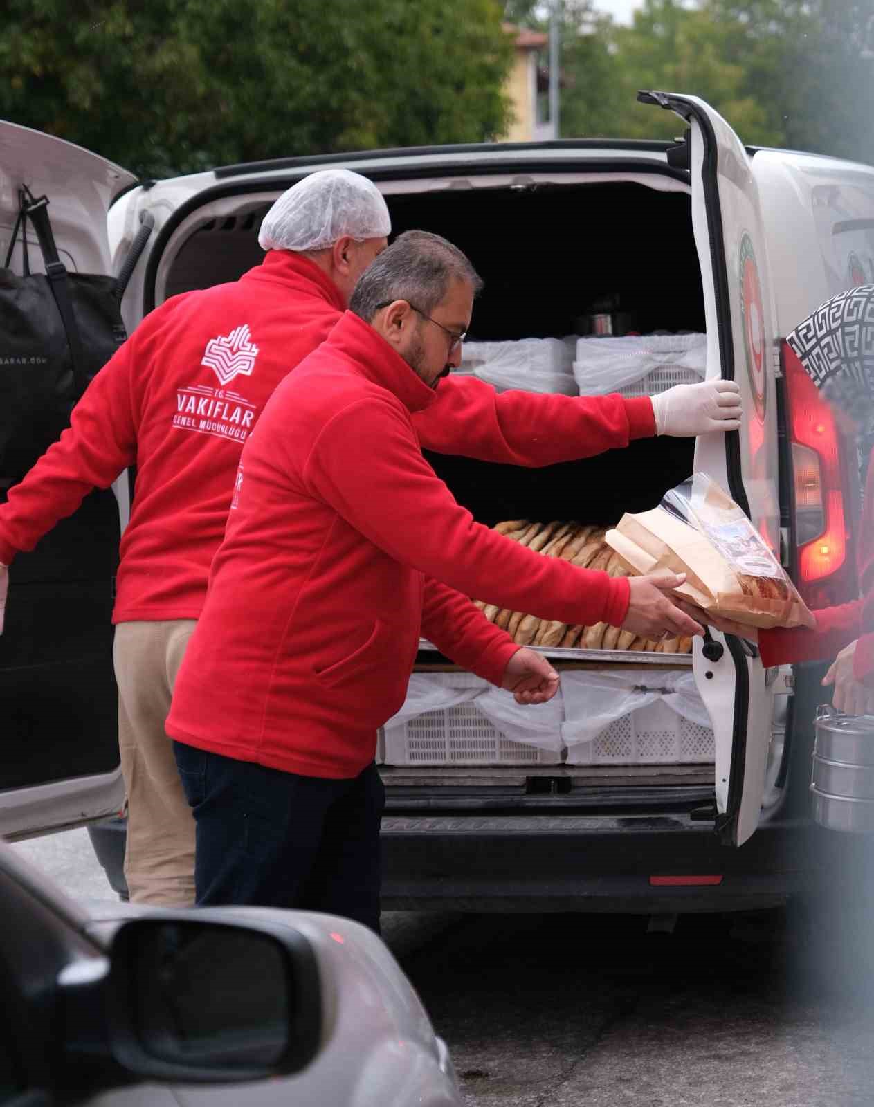 Kütahya’da ihtiyaç sahiplerine sıcak pide dağıtıldı
