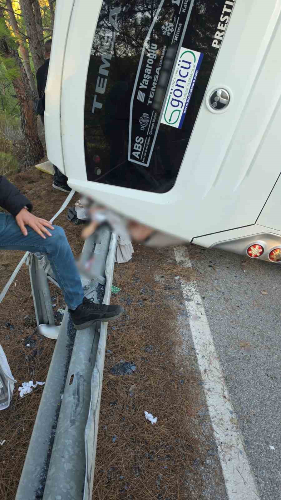 Muğla’da servis minibüsü devrildi: 2’si ağır 3 yaralı