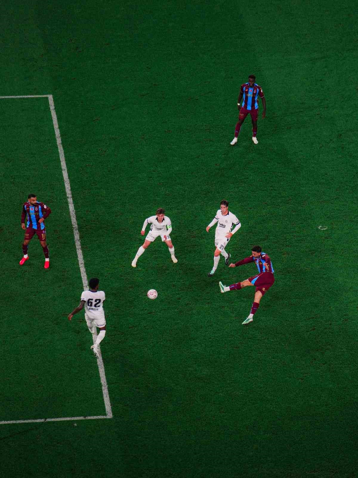 Trendyol Süper Lig: Trabzonspor: 1 - Beşiktaş: 0 (İlk yarı)