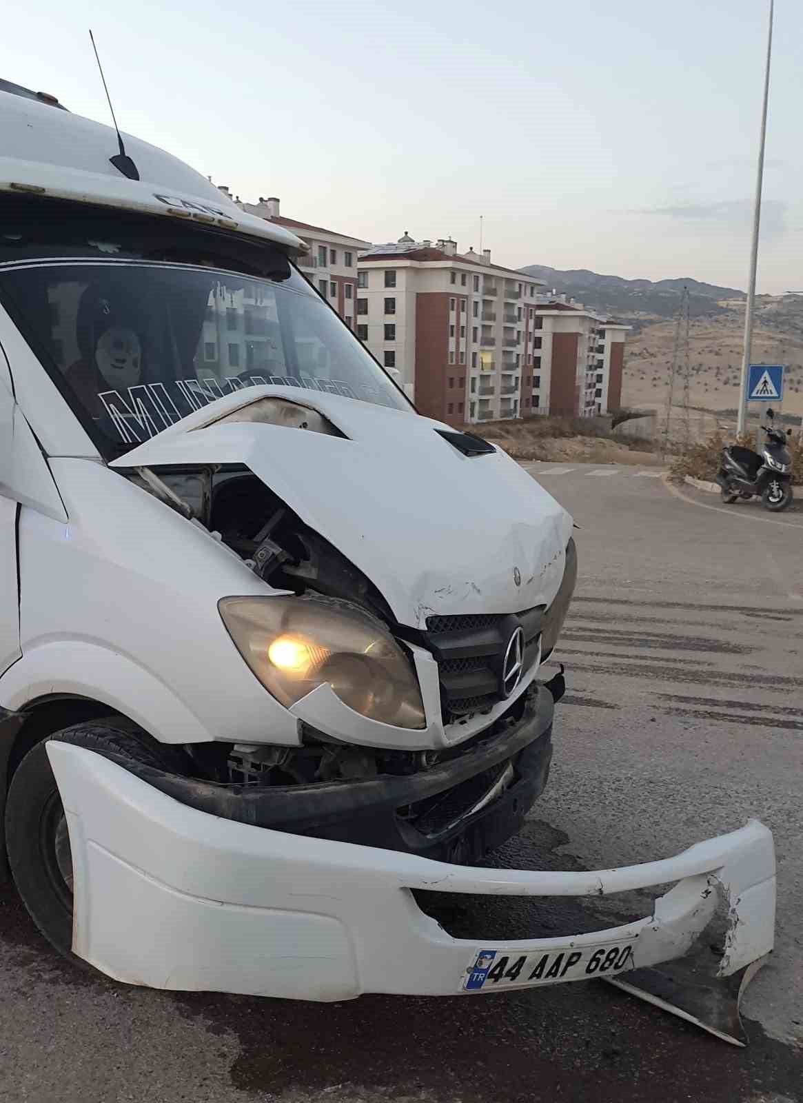 Adıyaman’da otomobil minibüsle çarpıştı: 4 yaralı