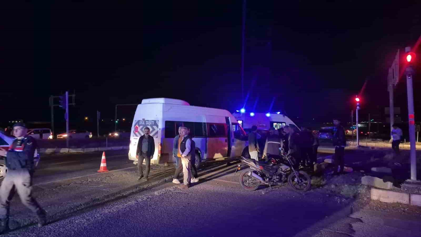 Adıyaman’da otomobil ile minibüs çarpıştı: 12 yaralı