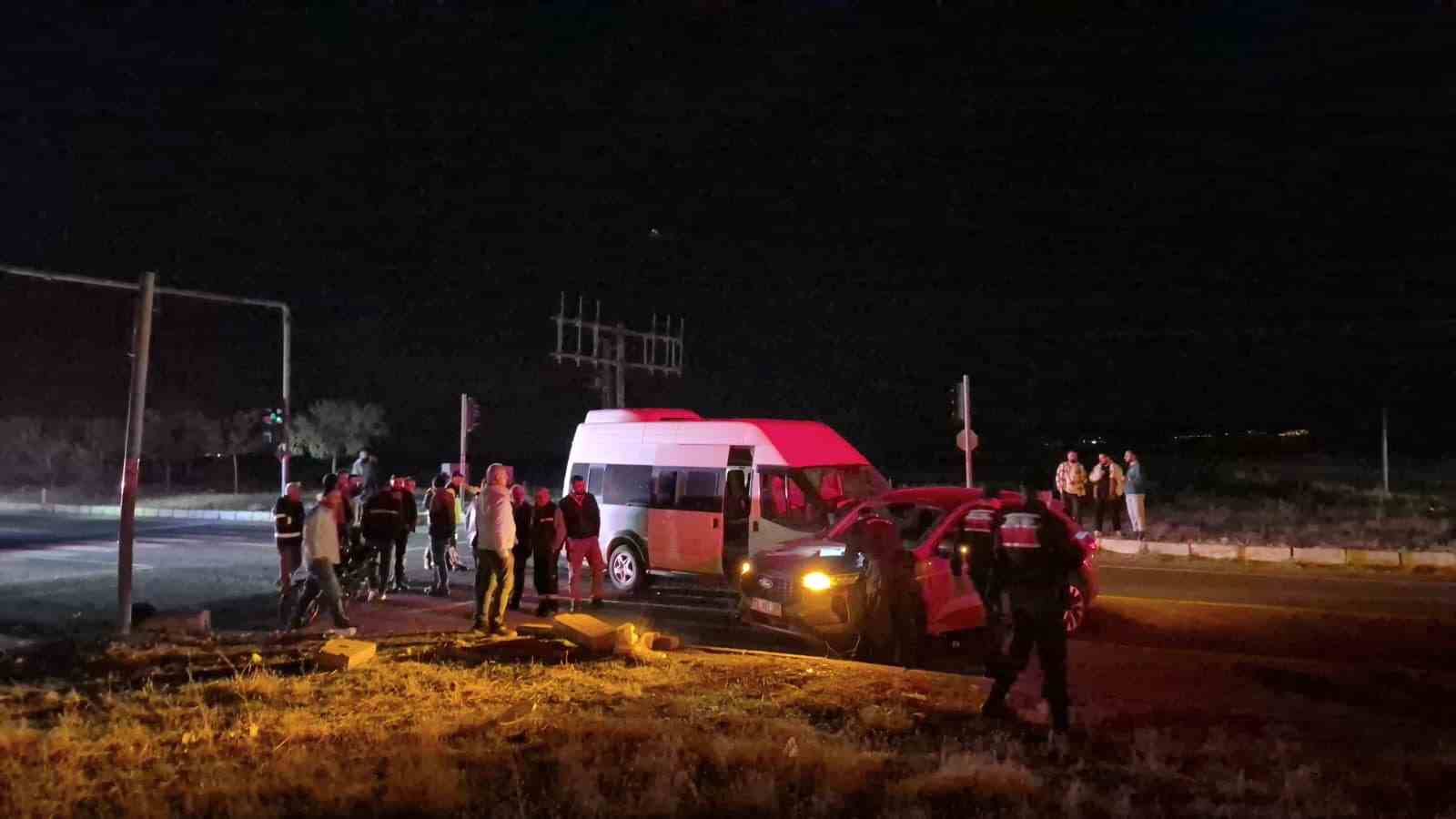 Adıyaman’da otomobil ile minibüs çarpıştı: 12 yaralı