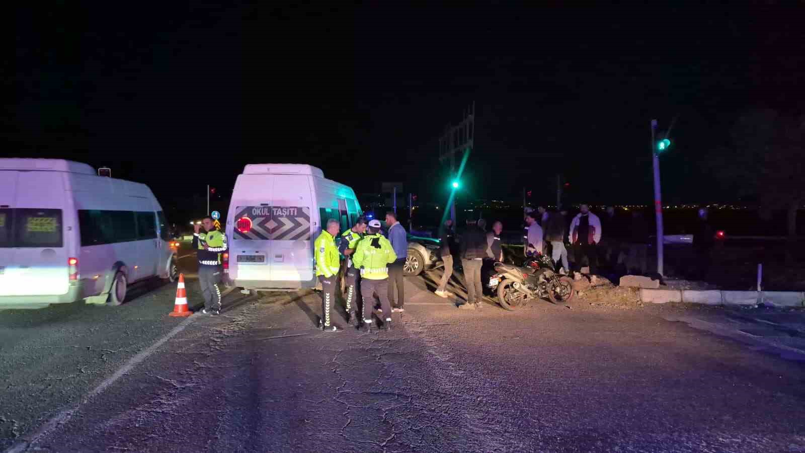 Adıyaman’da otomobil ile minibüs çarpıştı: 12 yaralı
