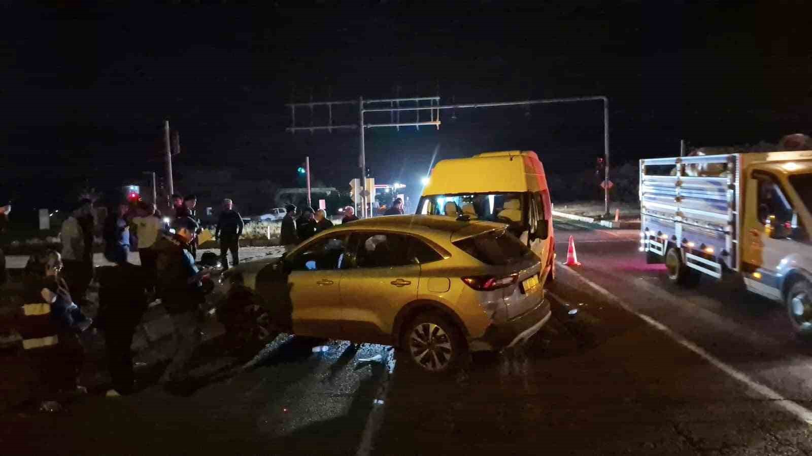 Adıyaman’da otomobil ile minibüs çarpıştı: 12 yaralı